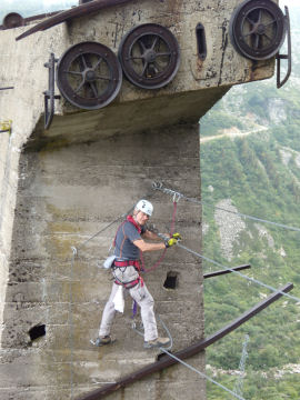 Paolo a inizio corde del 1° ponte delle scimmie sul pilastro della vecchia funivia (56069 bytes)
